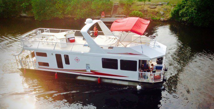 House boating in the Kawartha Lakes Township Ontario - a top attraction in the Kawartha Lakes
